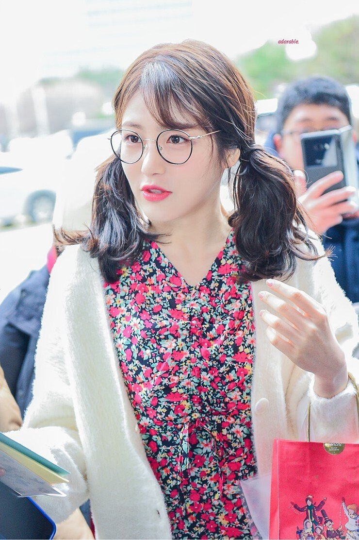 Shin Yeeun wearing glasses.