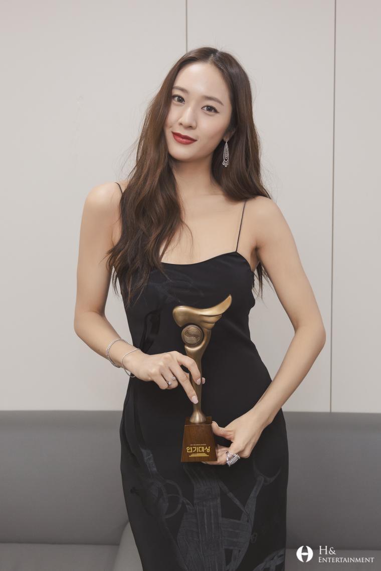 Sticky dress fit, Jung Soo Jung Crystal, crazy pelvis. Behind the scenes of the year-end awards ceremony.