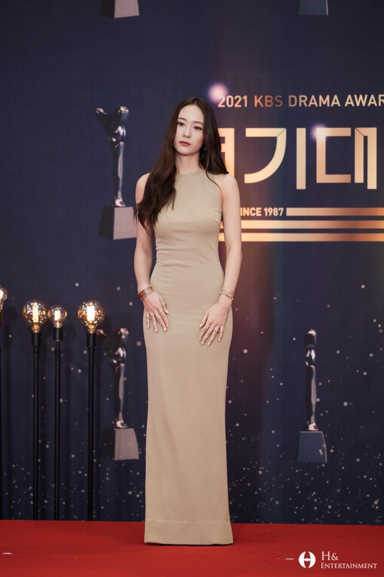 Sticky dress fit, Jung Soo Jung Crystal, crazy pelvis. Behind the scenes of the year-end awards ceremony.