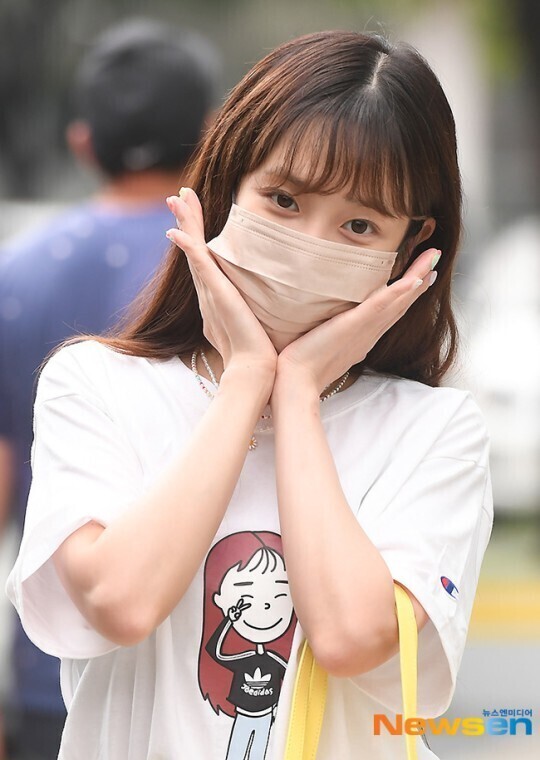 Lovelyz's Yoo Ji-Ae does pretty well even without eye makeup.