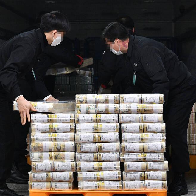 Release of new currency ahead of the Bank of Korea's Lunar New Year.