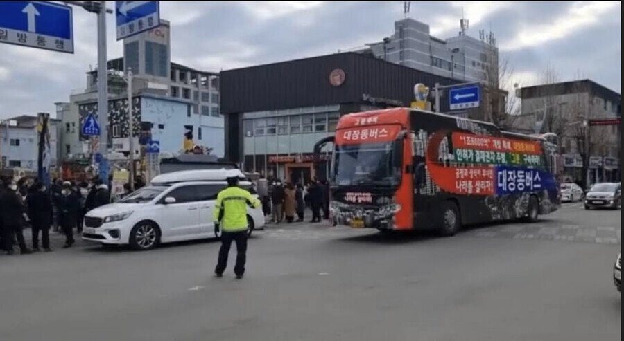 버스 둘중에 머가 더 빠르나요?