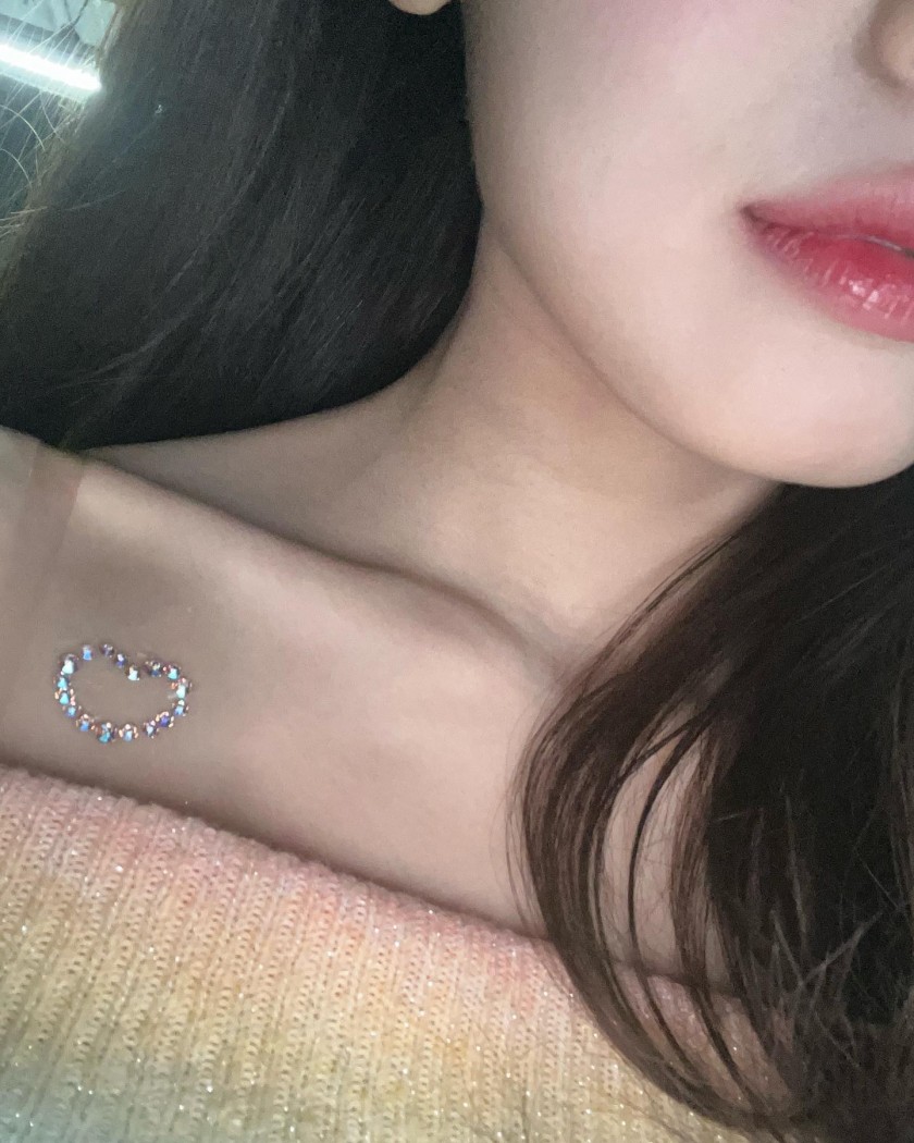 A heart under the collarbone of white stockings. OH MY GIRL' Arin.