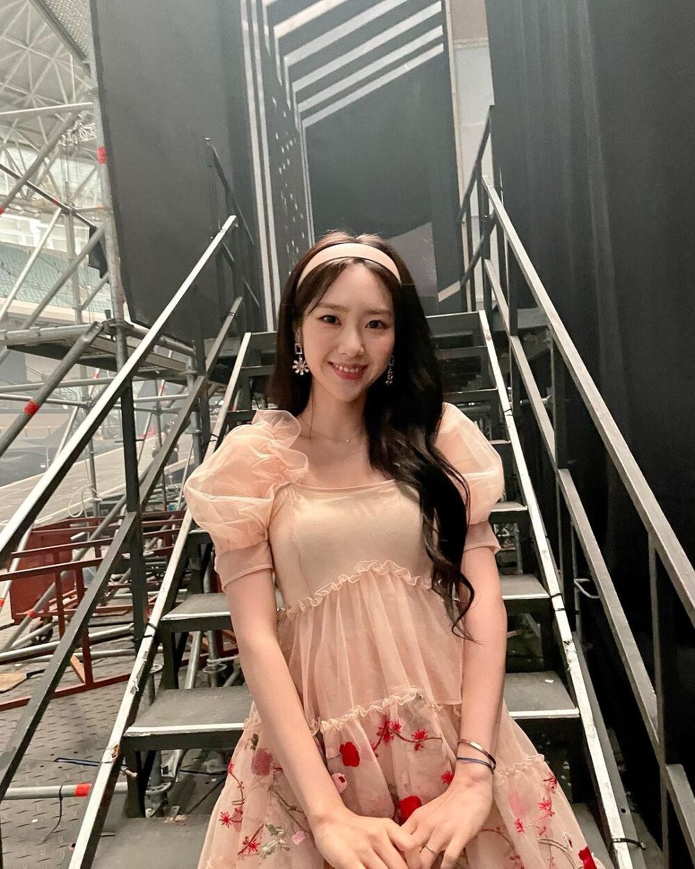 Bright pink corset OH MY GIRL's Jiho - Going to SeoulTarget