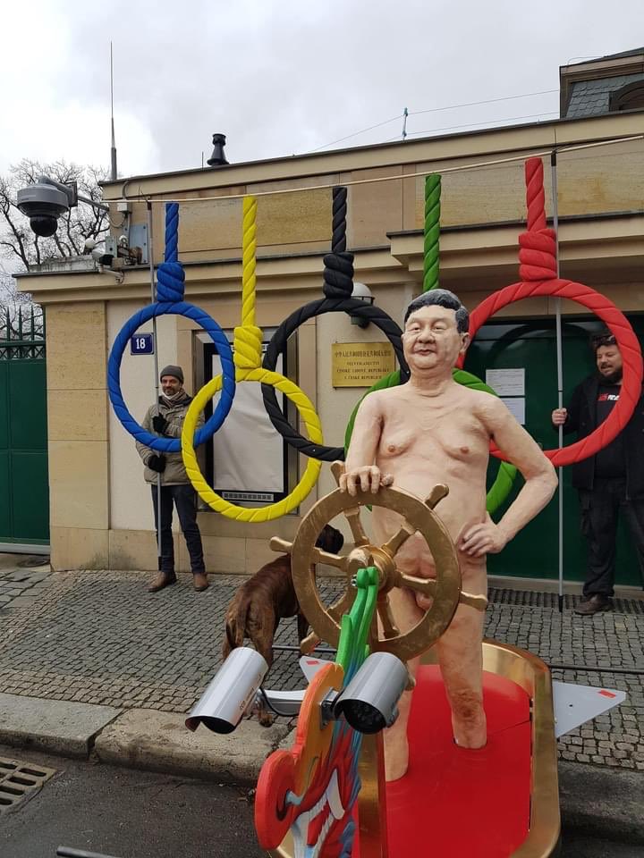 중국대사관앞에 세워진 올림픽 전시물