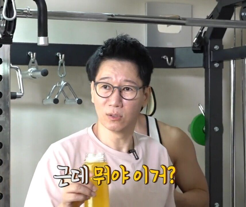 입사 한달차 아들뻘 매니저와 함께 일하는 지석진.jpg