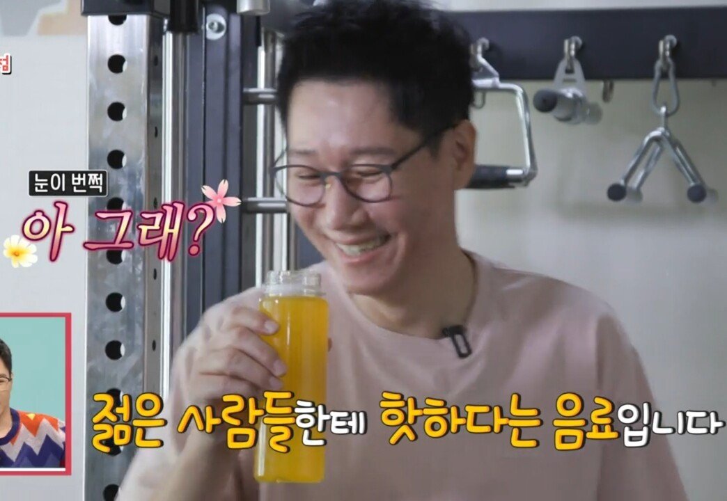 입사 한달차 아들뻘 매니저와 함께 일하는 지석진.jpg