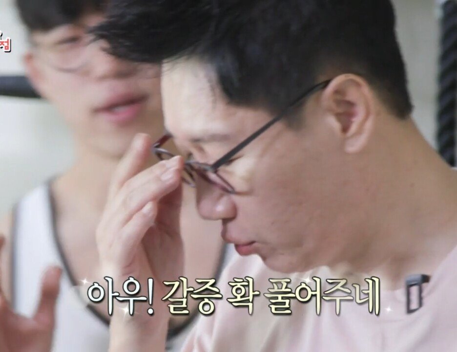 입사 한달차 아들뻘 매니저와 함께 일하는 지석진.jpg