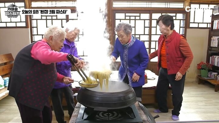 애기 딸에게 요리 주고 싶은 83세 할머니