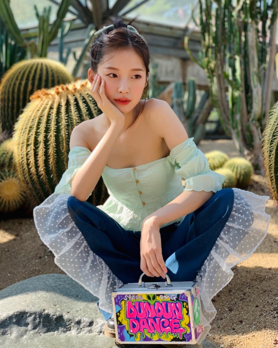 OH MY GIRL's Arin. Mint off-shoulder that looks very cool.