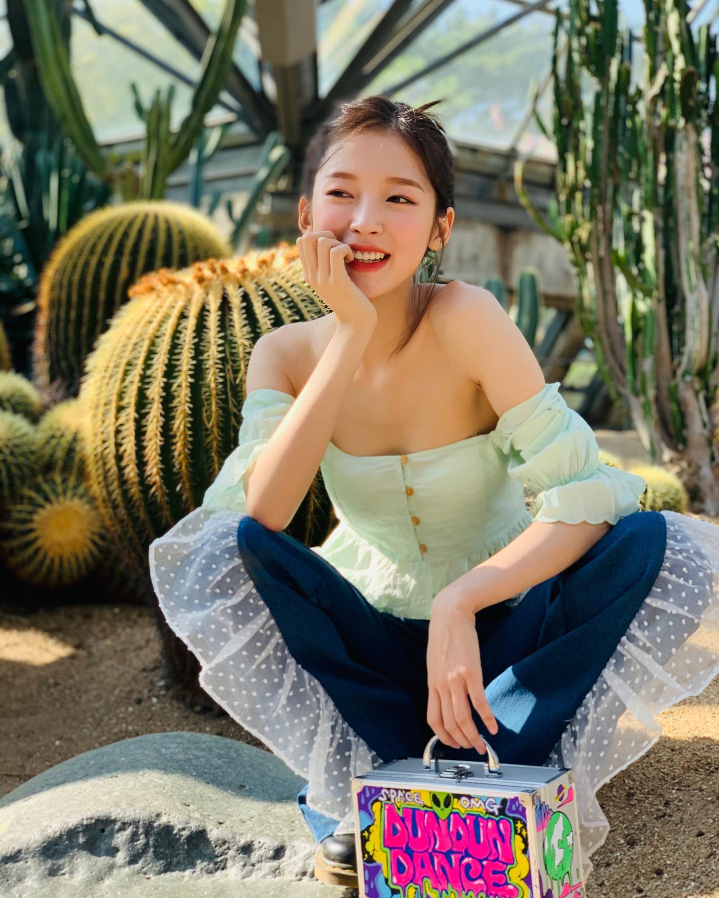 OH MY GIRL's Arin. Mint off-shoulder that looks very cool.