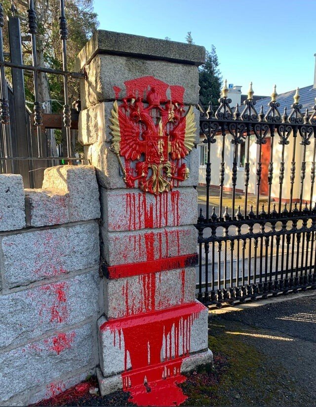 레딧펌) 주 아일랜드 러시아 대사관 건물에 누군가 '빨간'페인트 도배.reddit