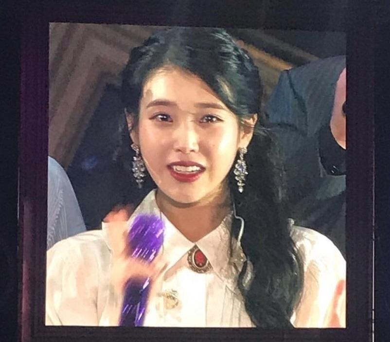 IU suddenly cried at her concert.