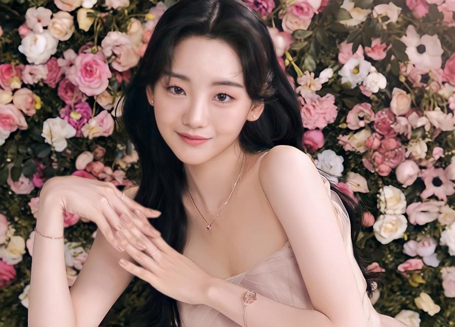 Jewelry brand Lloyd's muse, JOYHYEON.