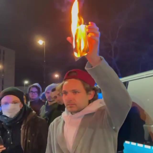 ロシア大使館の前でパスポートを燃やすロシア人たち