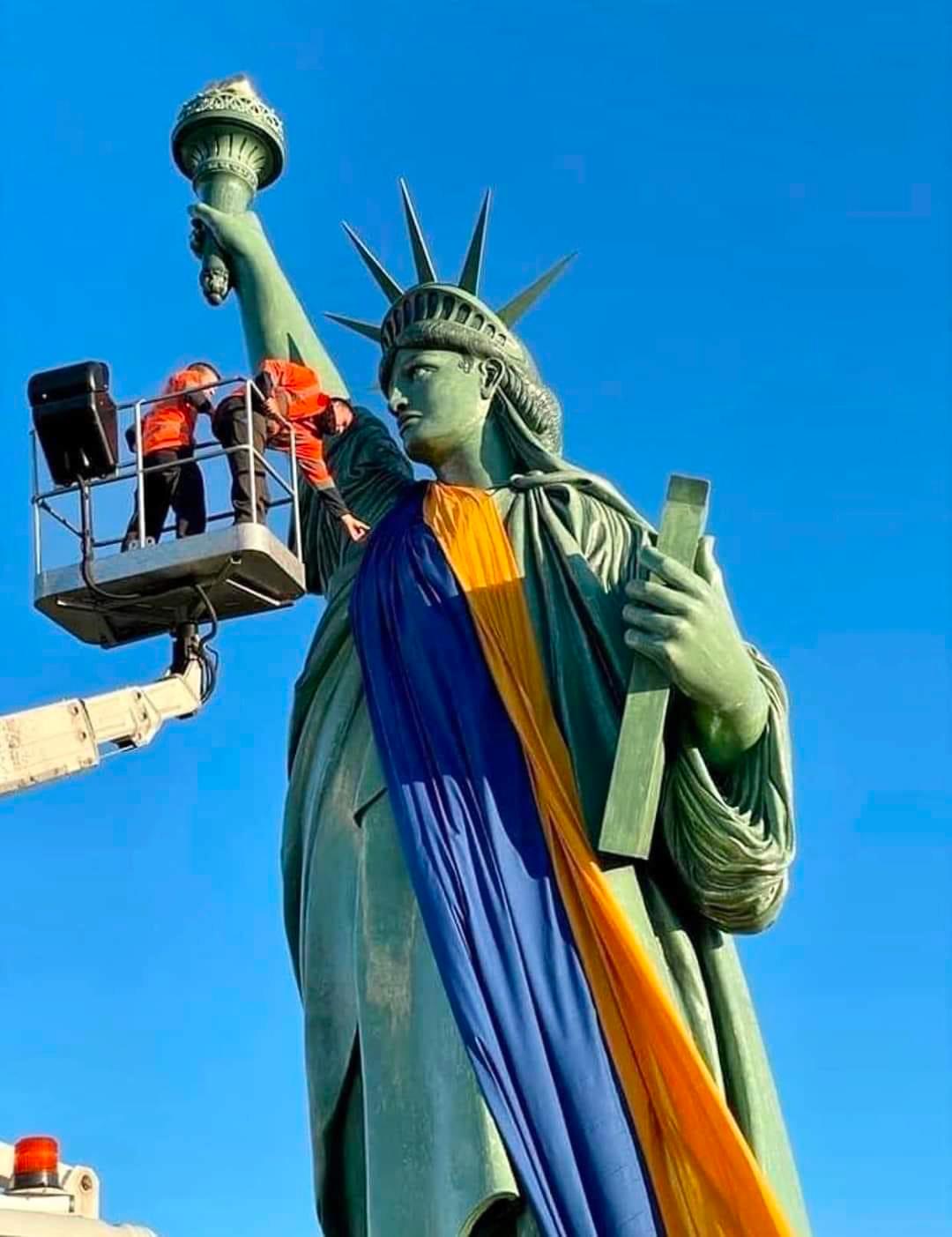 ウクライナの国旗をまとった自由の女神像