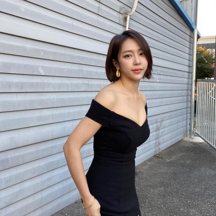 Yewon's dress. Chestbone.