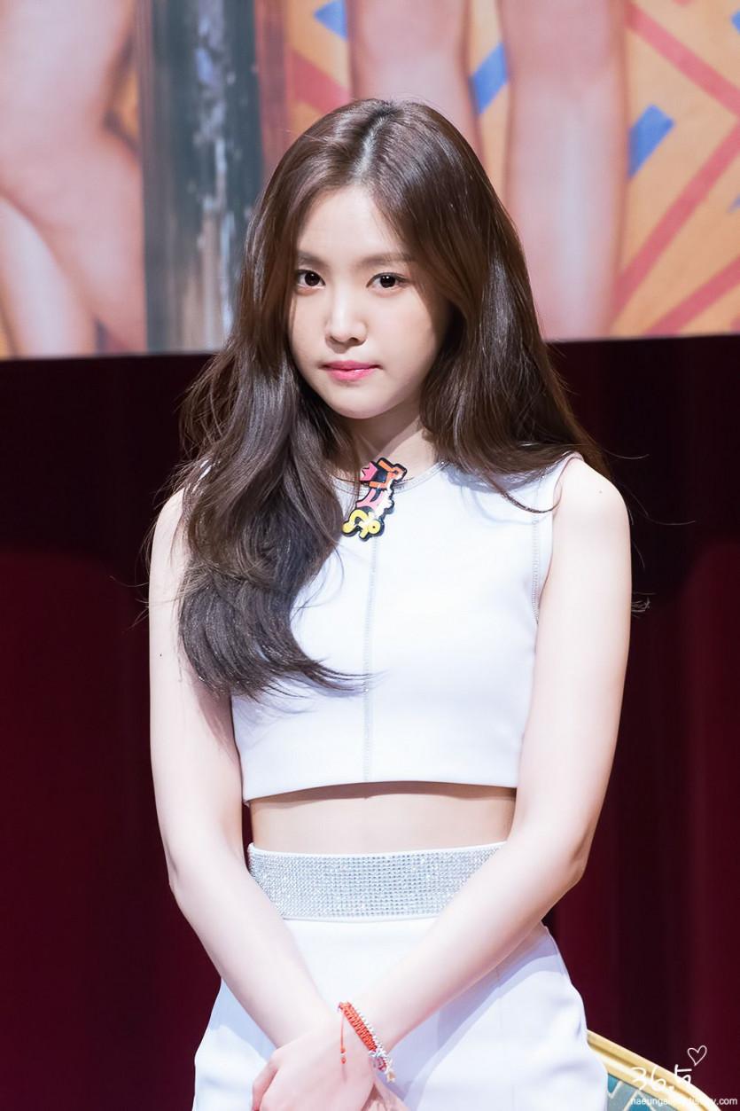 Sleeveless tank top leather dress. Son Naeun.