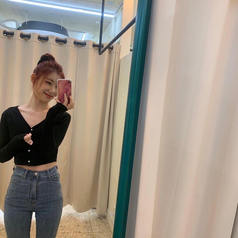 Bunny CHAERYEONG's Instagram jeans are stylish.