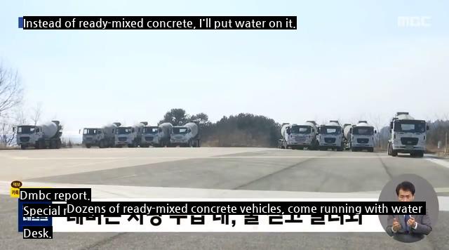 When there was not enough water to extinguish the forest fire, the drivers filled the ready-mixed concrete car with water.