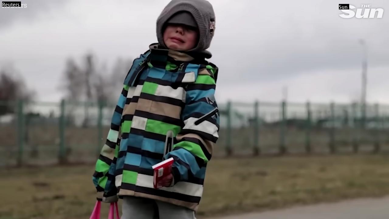 一人でポーランド国境を越える子供ㅠㅠjpg