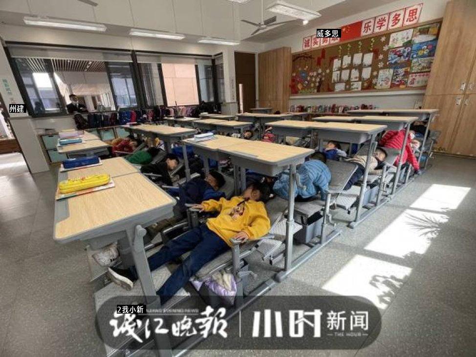 ある中国の学校の一体型の机