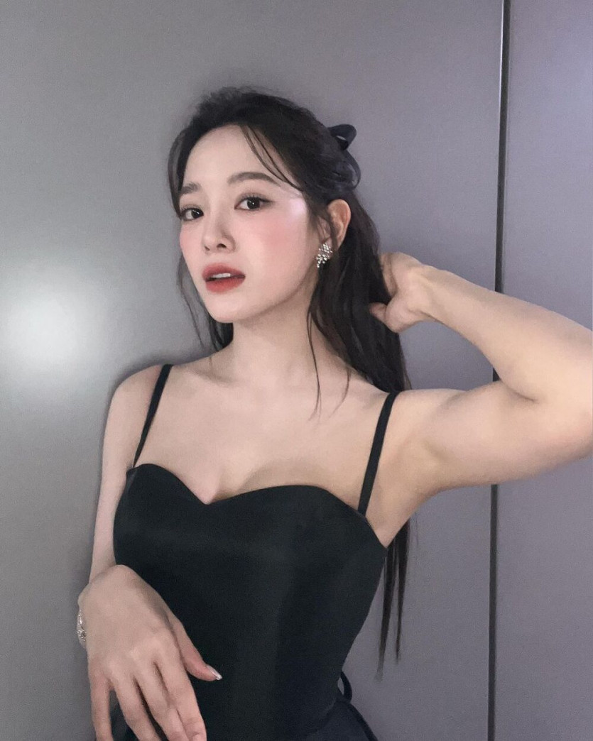Black dress Kim Sejeong's soft chest bone.