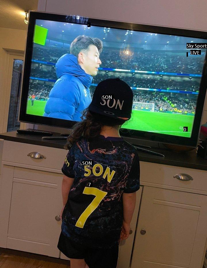 A small fan who liked Son Heungmin so much.