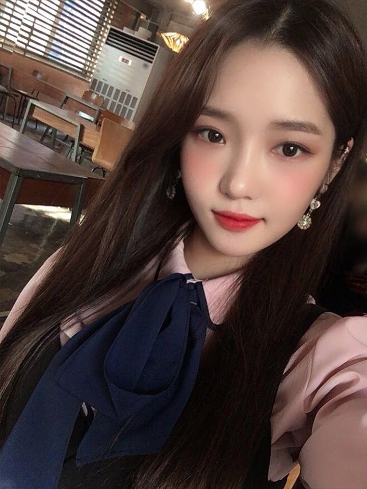 Cute and sexy fromis_9's Roh Jisun.