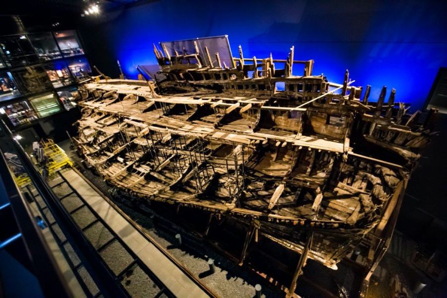 바닷속에서 500년만에 발견된 배