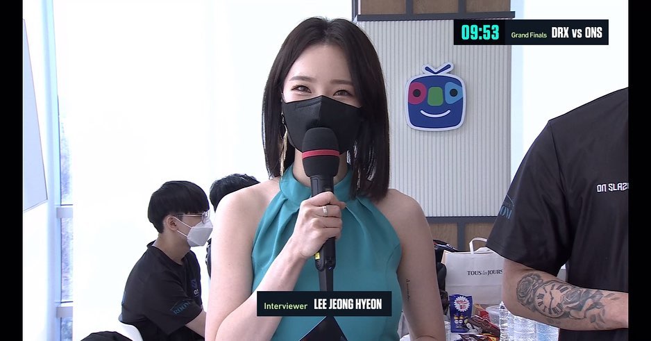 LCK announcer Lee Jung Hyun.