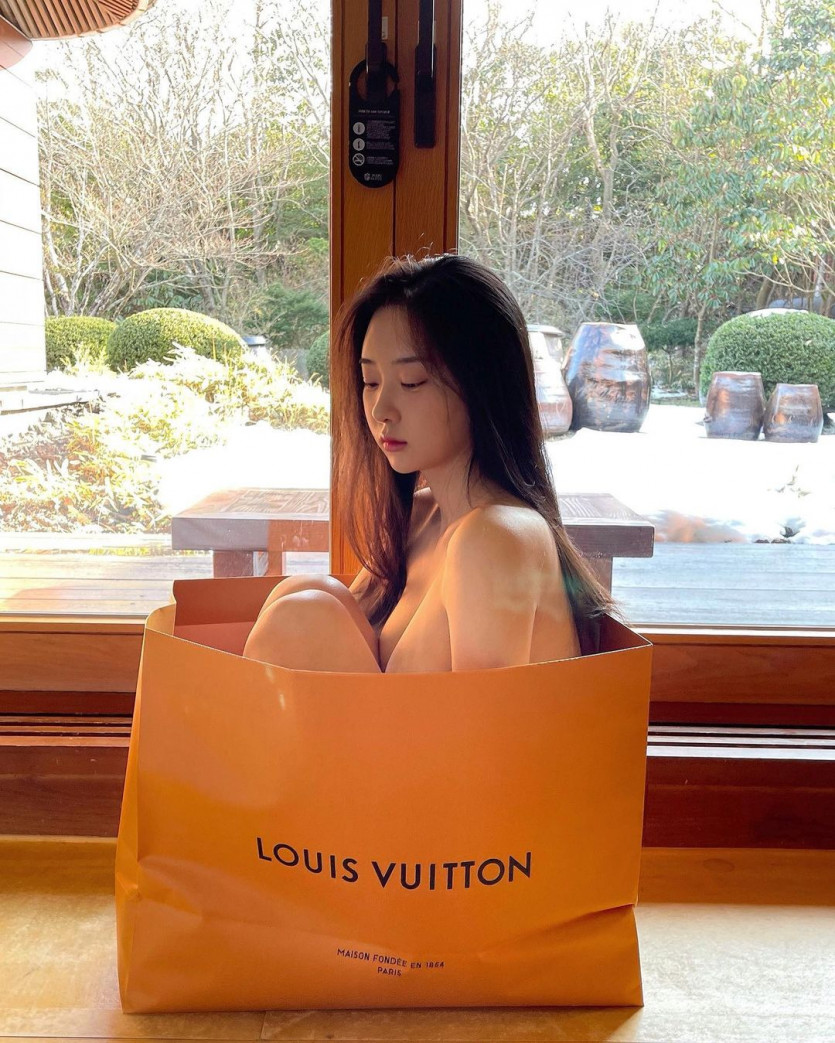 Shin Jae-eun in Louis Vuitton paper bag.