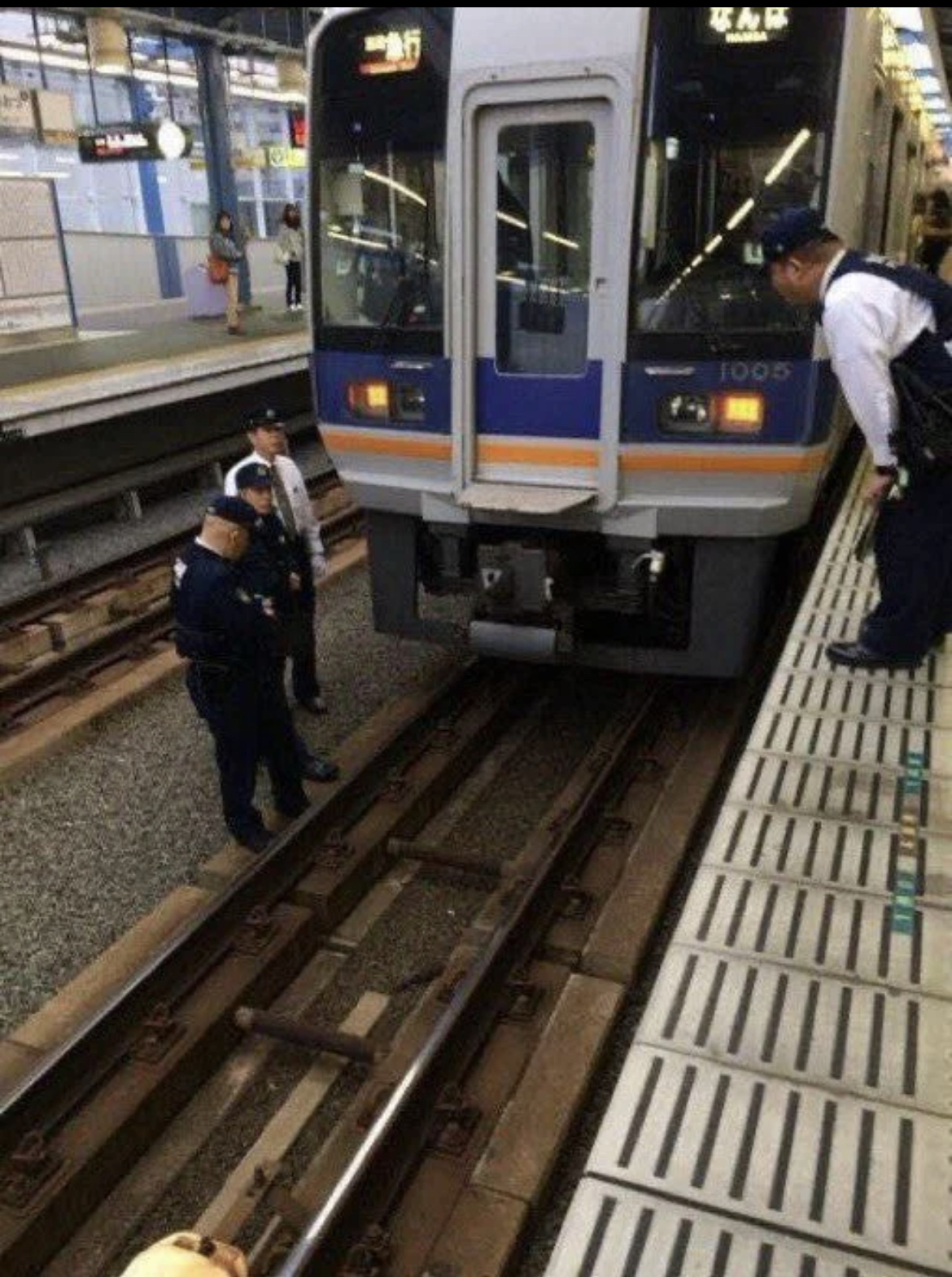 일본에서 열차에 뛰어드는걸 목격했는데 시체는 없는 사건