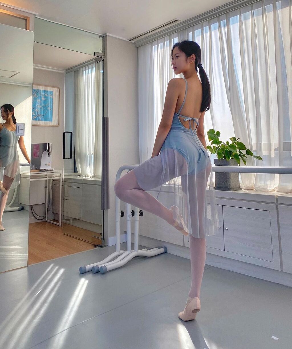 バレエの練習をするモデル、キム·ジュヒ