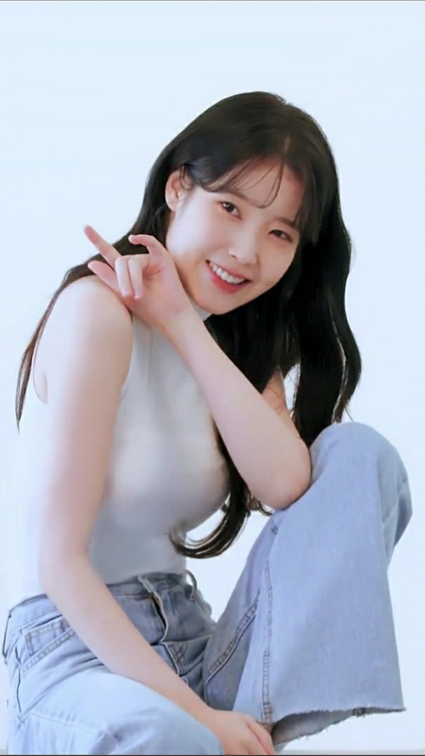 White sleeveless turtleneck IU