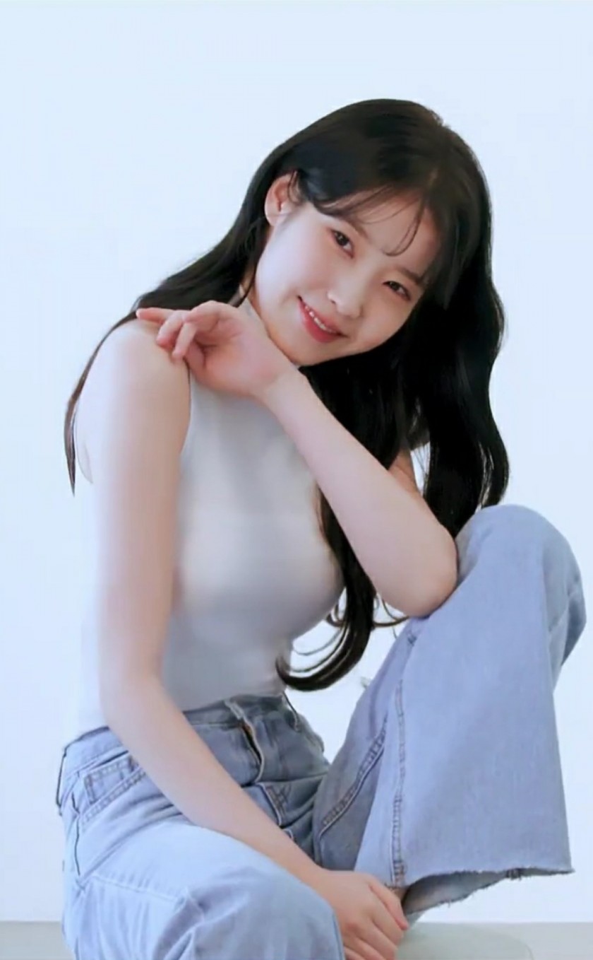 White sleeveless turtleneck IU