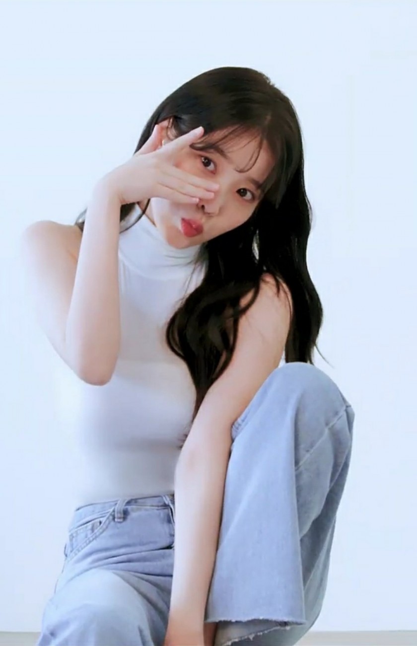 White sleeveless turtleneck IU