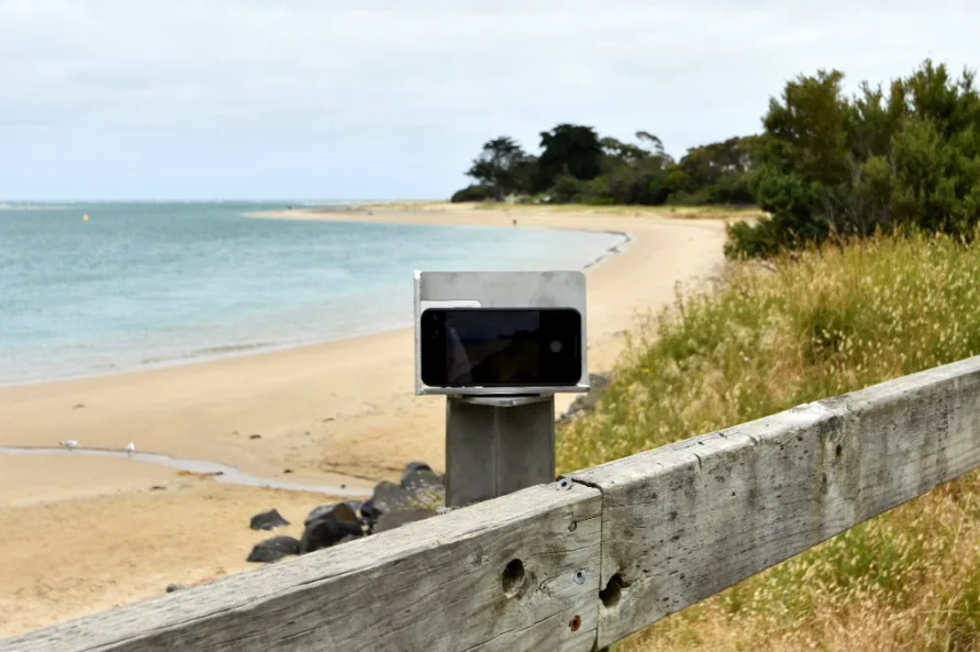 オーストラリアの海岸に設置されたスマートフォンスタンドの秘密
