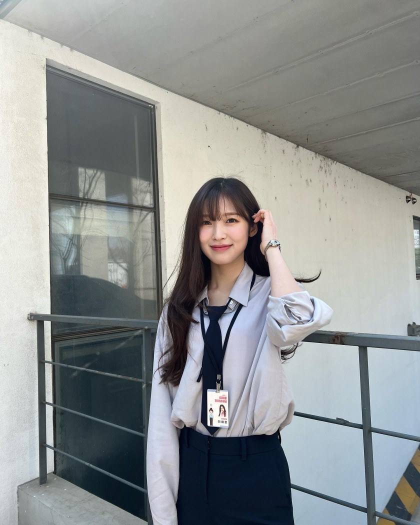 Office worker's office look OH MY GIRL Arin