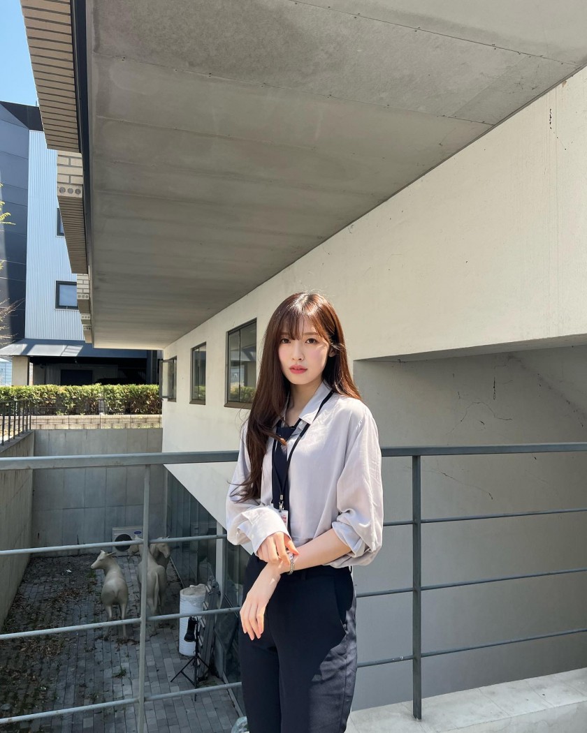 Office worker's office look OH MY GIRL Arin