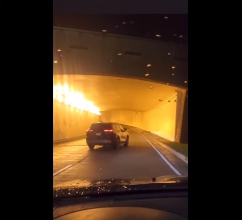 운전자 : ㅆㅂ, 터널 바닥에 왜 구멍이 뚫려있어!?