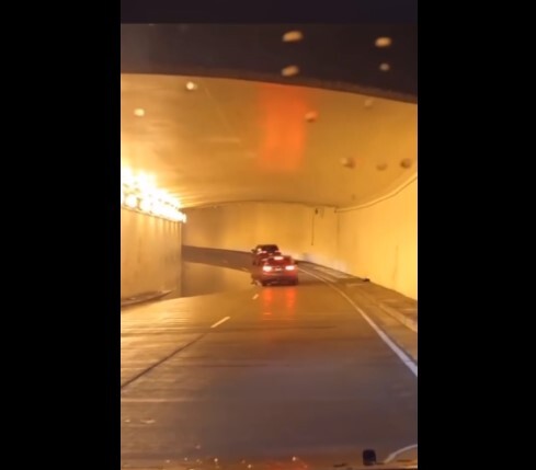 운전자 : ㅆㅂ, 터널 바닥에 왜 구멍이 뚫려있어!?