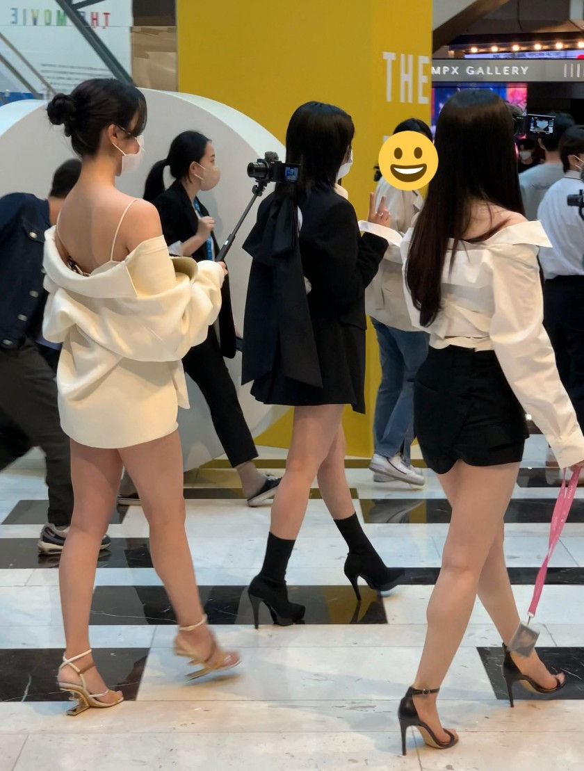 Defesta's bright-legged beauty, TWICE's Mina and Dahyun