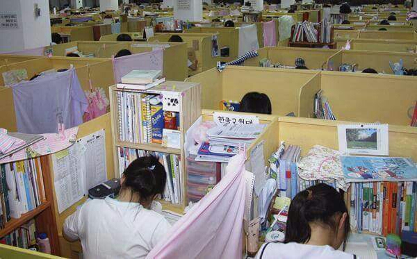 江南の小学生たちの読書室勉強の様子