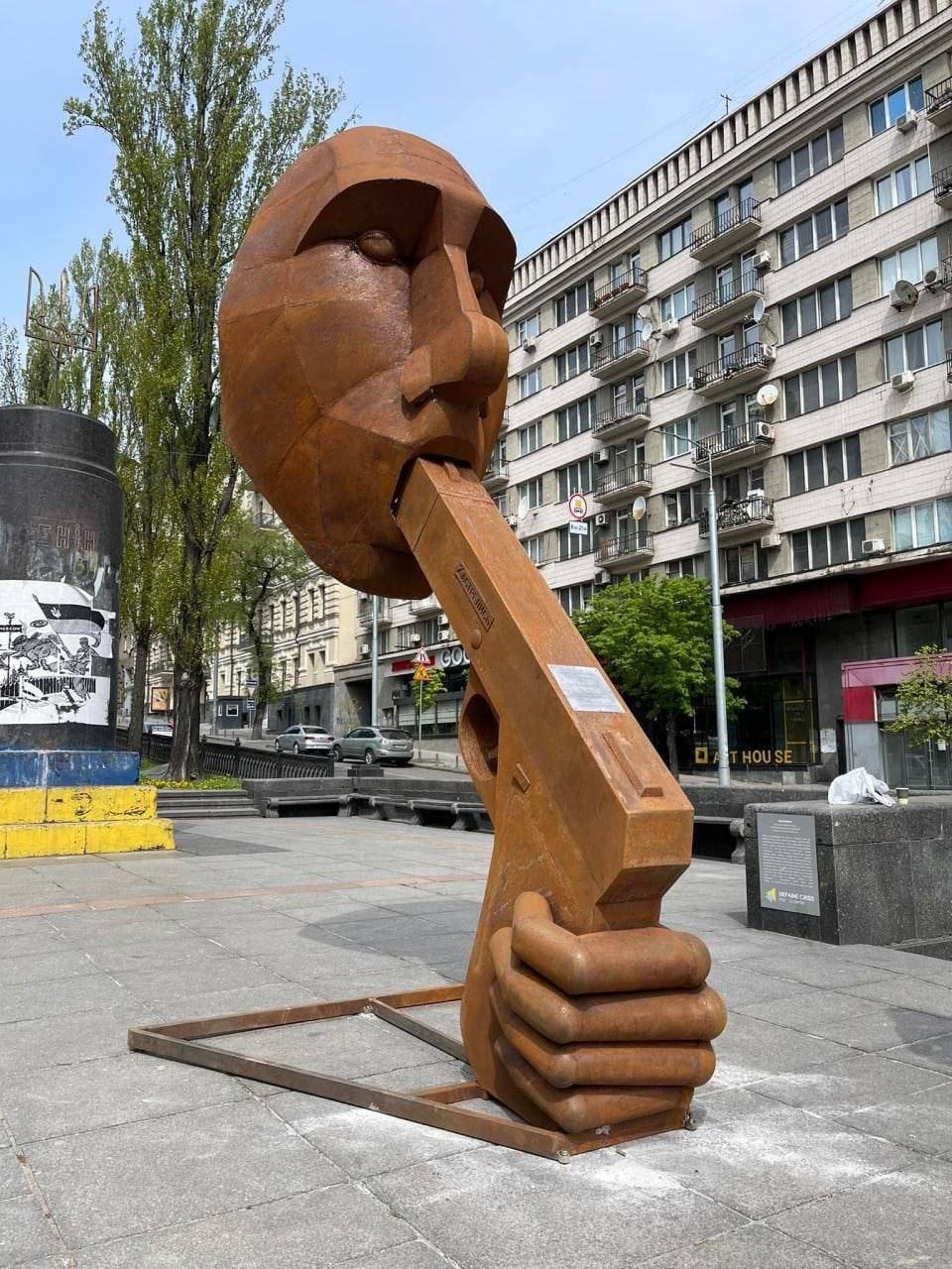 키이우에 설치된 푸틴 동상.jpg