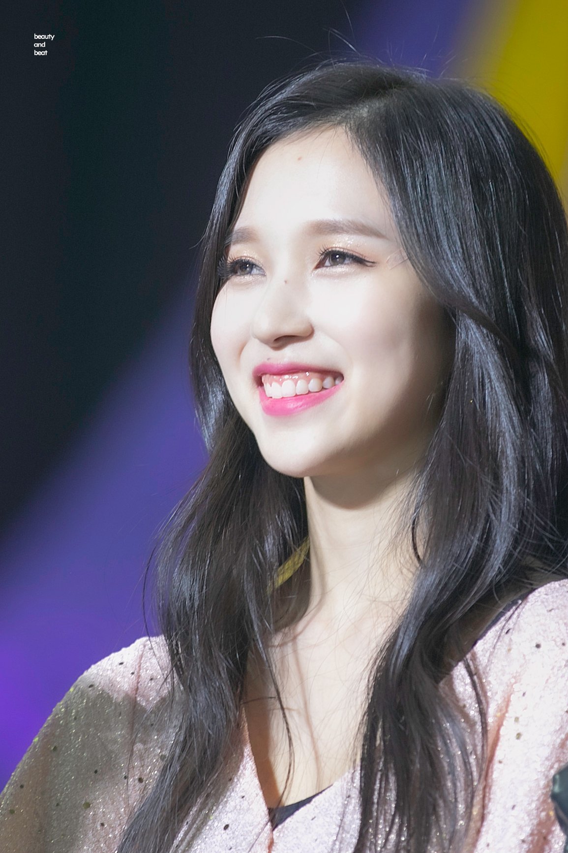 TWICE MINA, who likes to see you smile