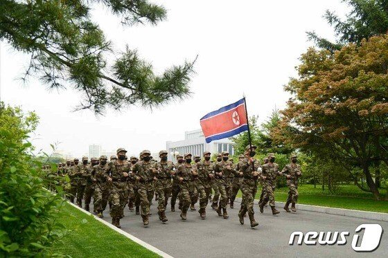 北朝鮮軍の新型戦闘服が出たが、陸軍の花崗岩戦闘服と同じ。