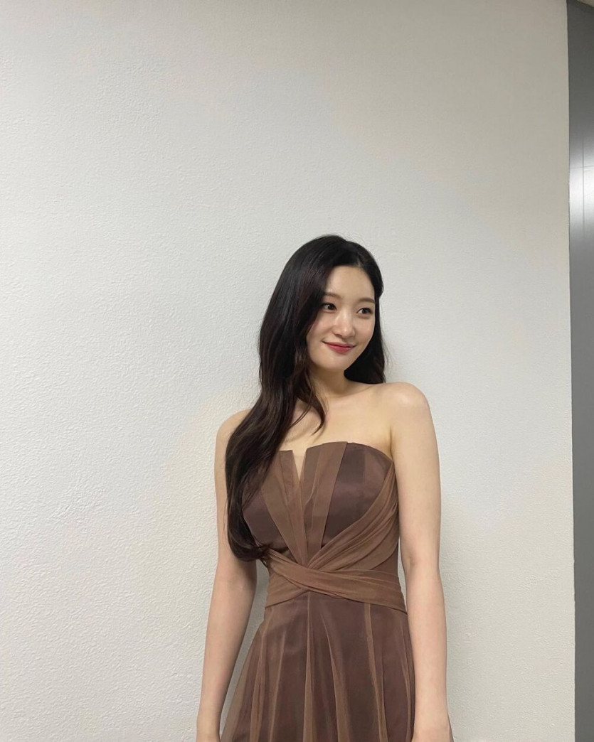 Jeong Chaeyeon, a dress with pretty shoulders