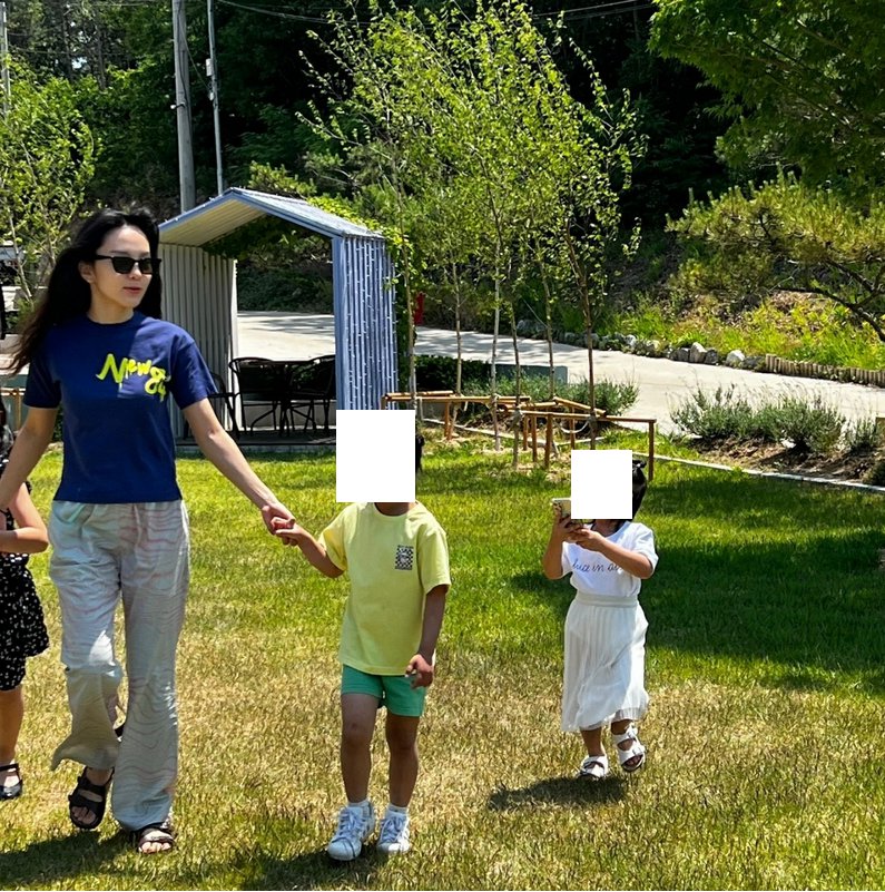 Song Sohee who went to the nursery school for volunteer work yesterday