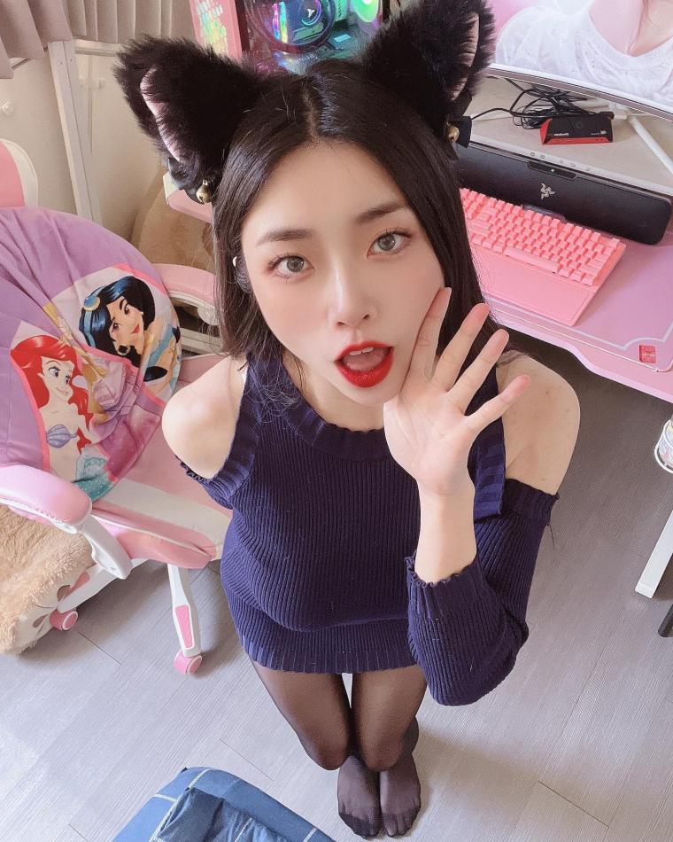 Chinese girl with 1.29 million followers